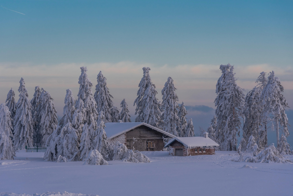 Holzhaus in Winterlandschaft