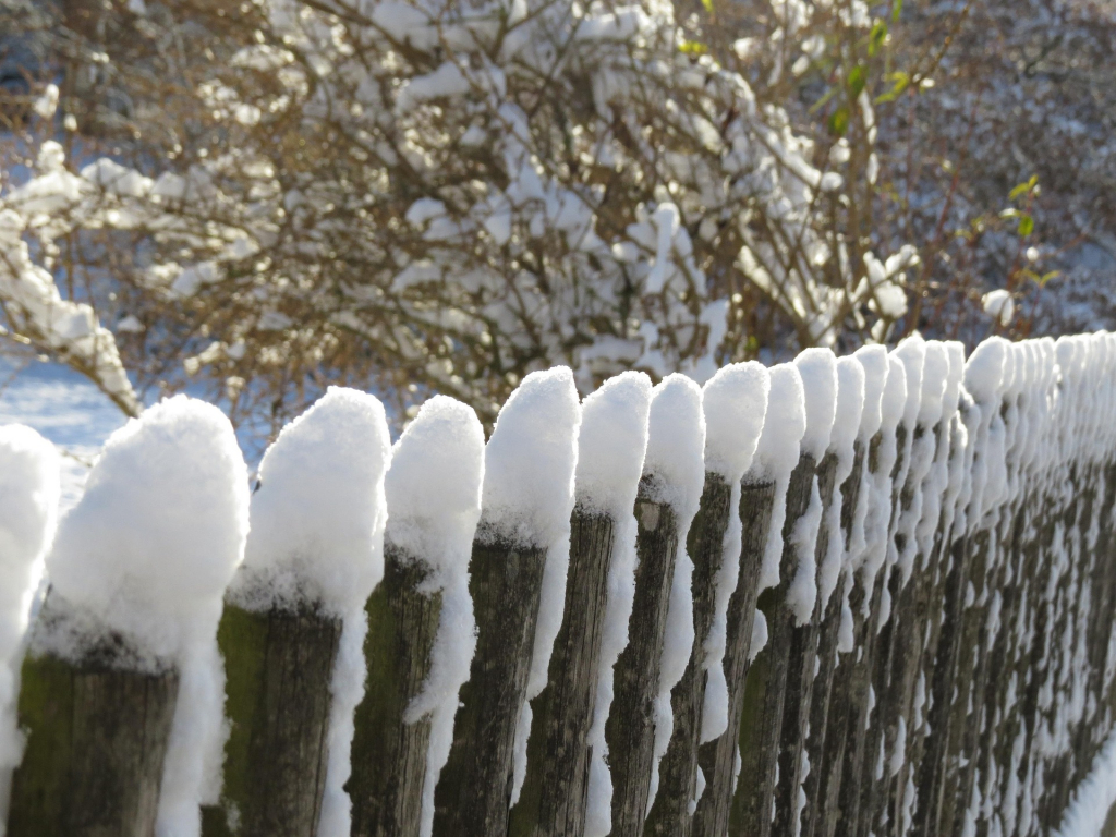 Schneebedeckter Gartenzaun