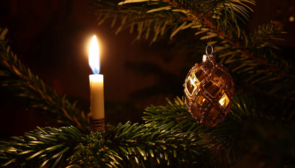 Kerze an Tannenbaum