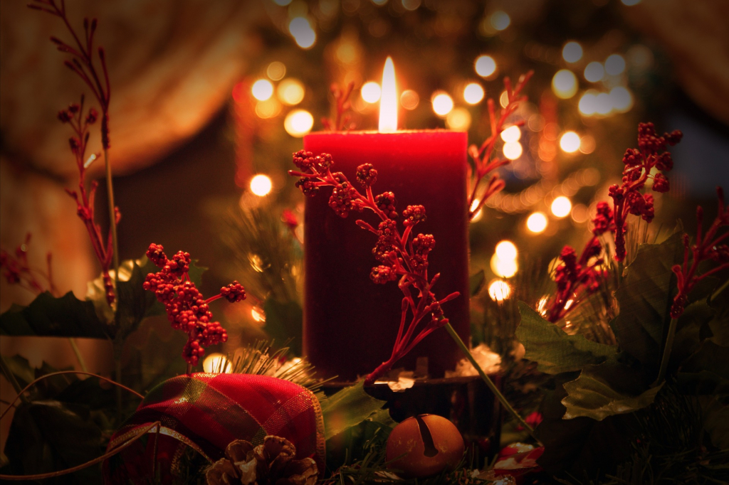 Adventskerze Weihnachtlich geschmückt